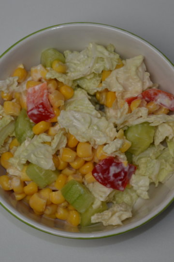 Zeleninový šalát s cesnakovým dresingom