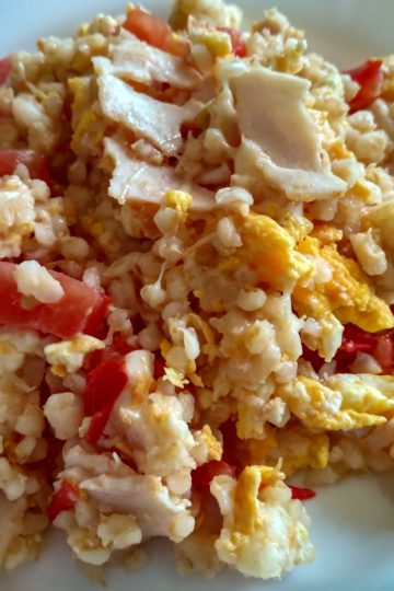 Bulgur so šunkou, zeleninou a syrom