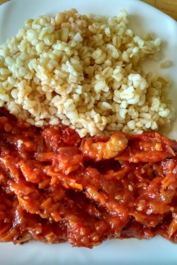 Bulgur s cuketovou omáčkou a morčacím mäsom