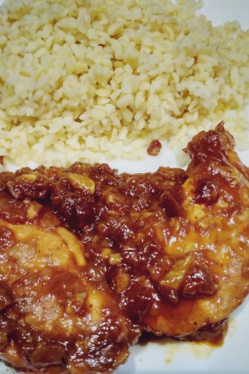 Kuracie prsia na prírodno s cibuľkou a bulgurom