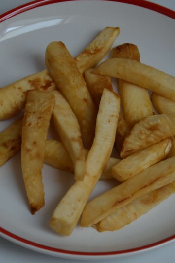 Zdravé zelerové hranolky s cesnakovým dresingom