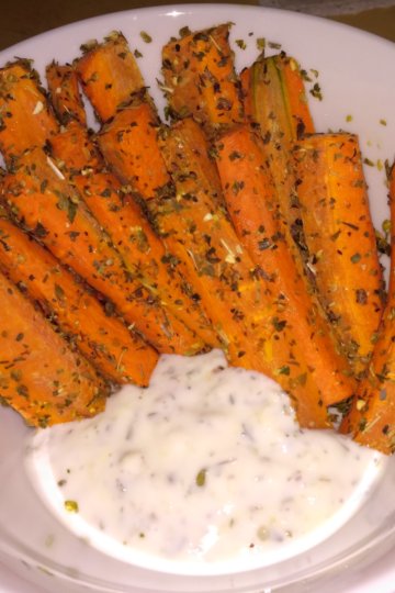 Zdravé mrkvové hranolky s cesnakovým dresingom