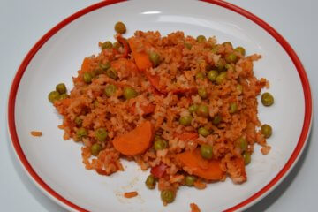 Pikantná ryža s hráškom