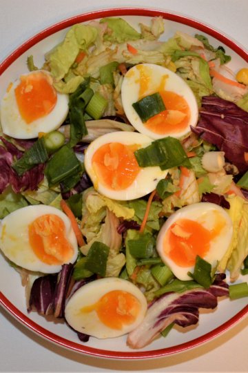 Šalátovo vajíčkový tanier