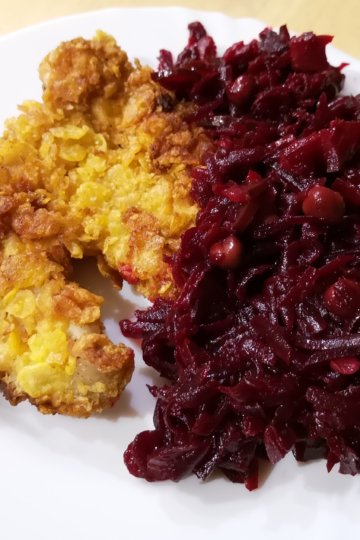 Cviklový šalát s kuracím rezňom