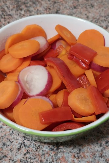 Dusená mrkva s reďkovkou a kápiou