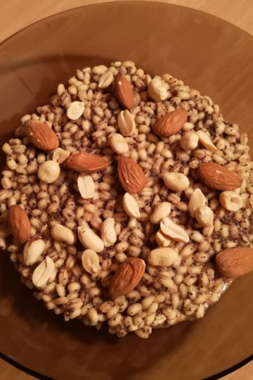 Jačmenné krúpy s makom a arašidmi