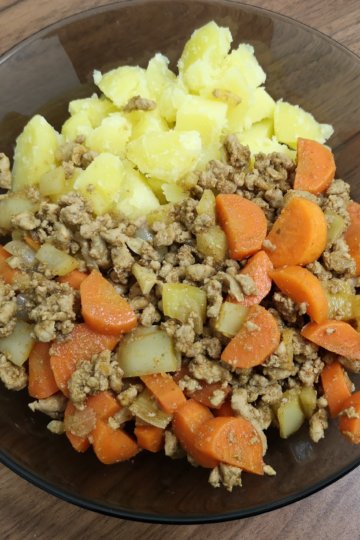 Mleté bravčové mäso so zeleninou a zemiakmi