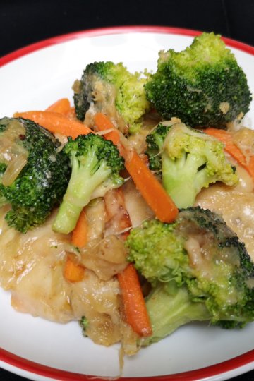 Dusená brokolica s mrkvou a syrom