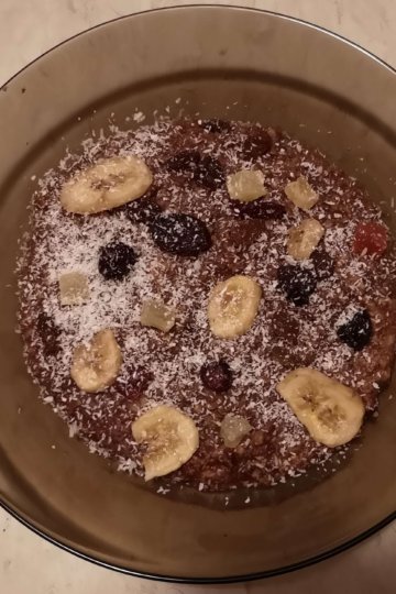 Kakaová ovsená kaša s kokosom a sušeným ovocím