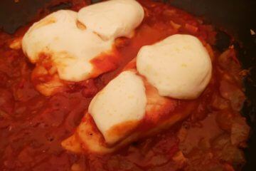 Kuracie prsia s mozzarelou a paradajkovou omáčkou