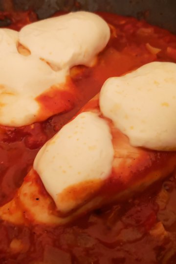 Kuracie prsia s mozzarelou a paradajkovou omáčkou