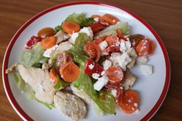 Šalát s feta syrom a kuracím mäsom