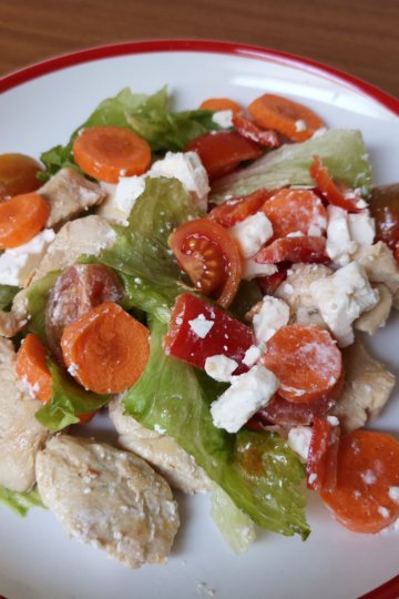 Šalát s feta syrom a kuracím mäsom