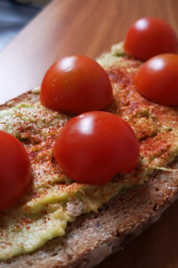 Tmavý chlieb s avokádovou nátierkou