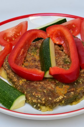 Vyprážaný syr v sezamovom obale so zeleninou